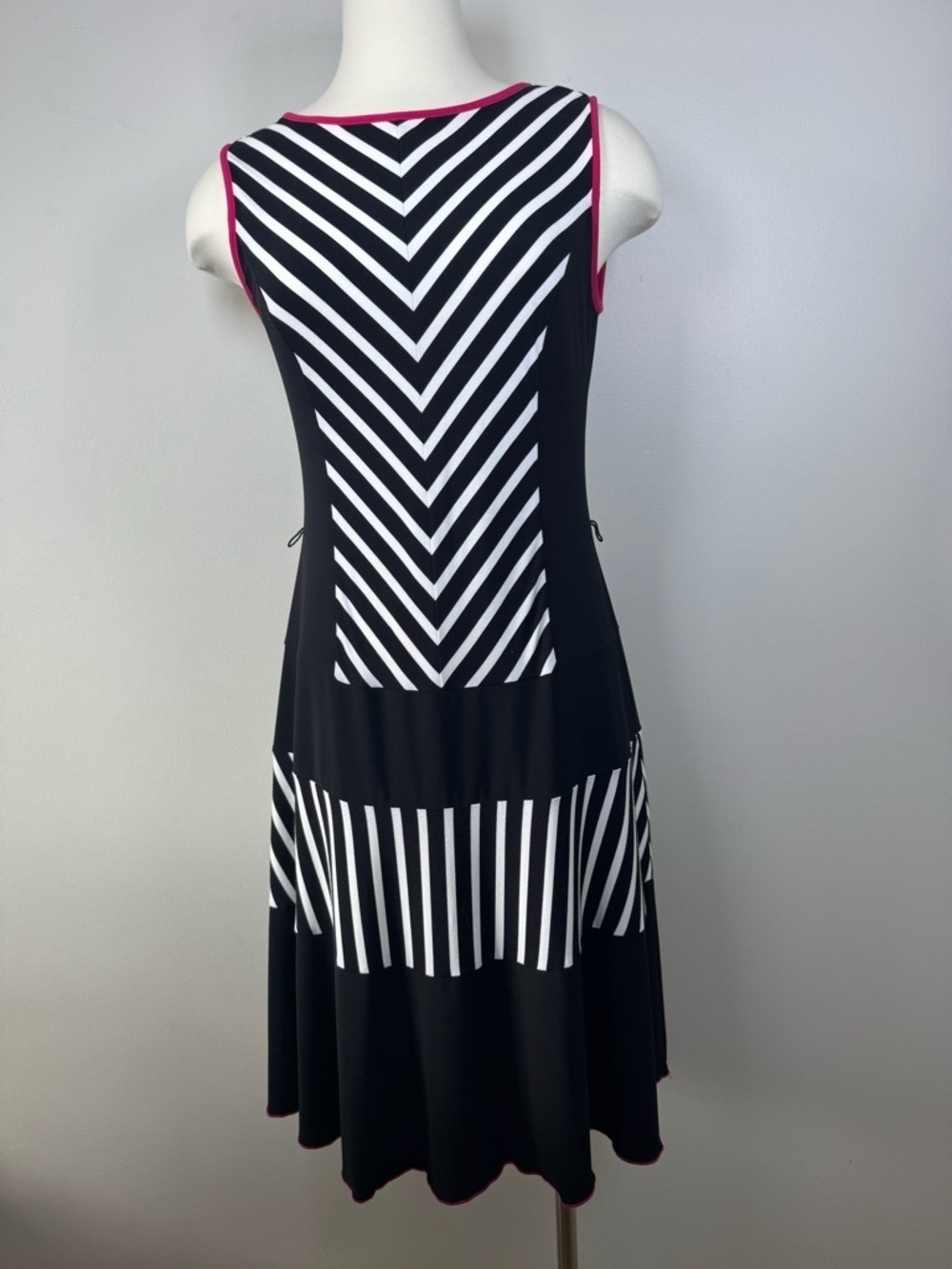 Joseph Ribkoff Black & White Chevron Midi Dress with Pink Trim Accents size 8